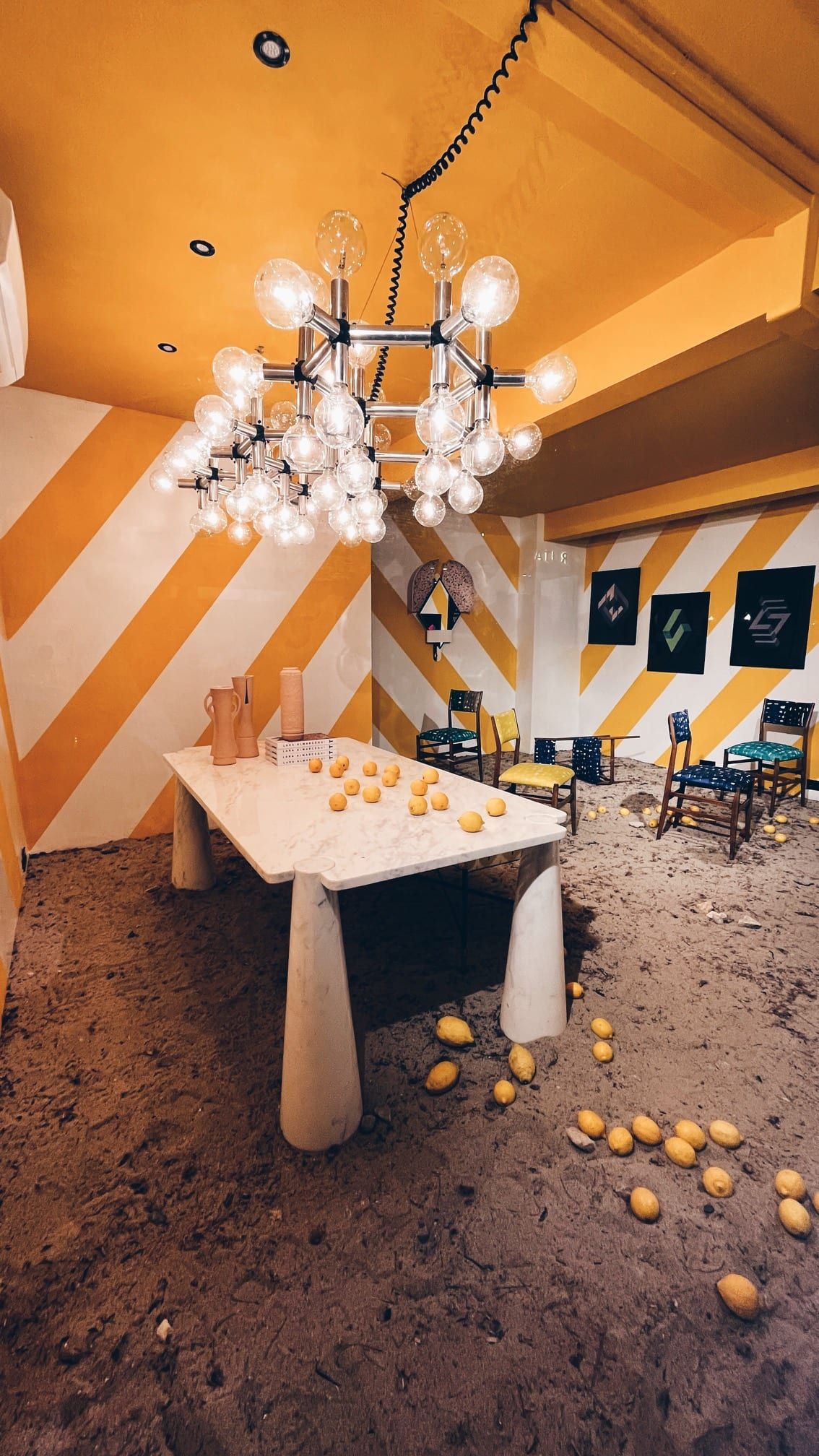 Interior d'un restaurant amb làmpada d'aranya i taula llarga