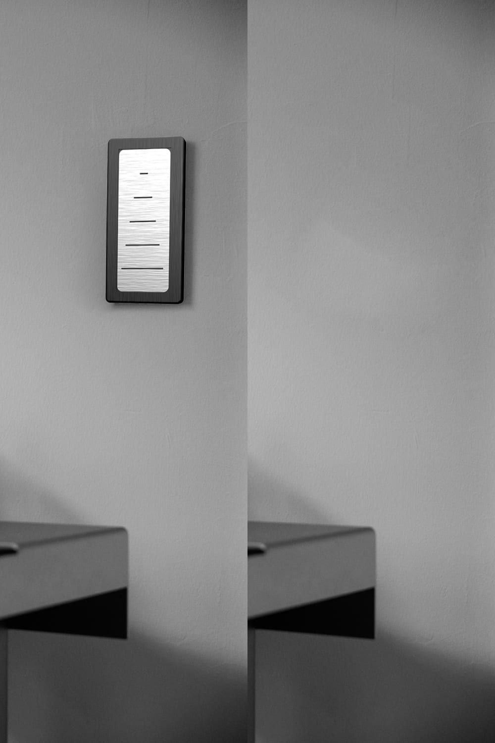 Regulador d'intensitat instal·lat en una paret fosca